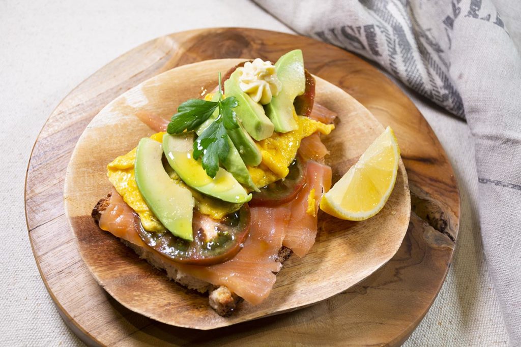 Tosta de tortilla francesa salmón tomate y aguacate La Cocina de