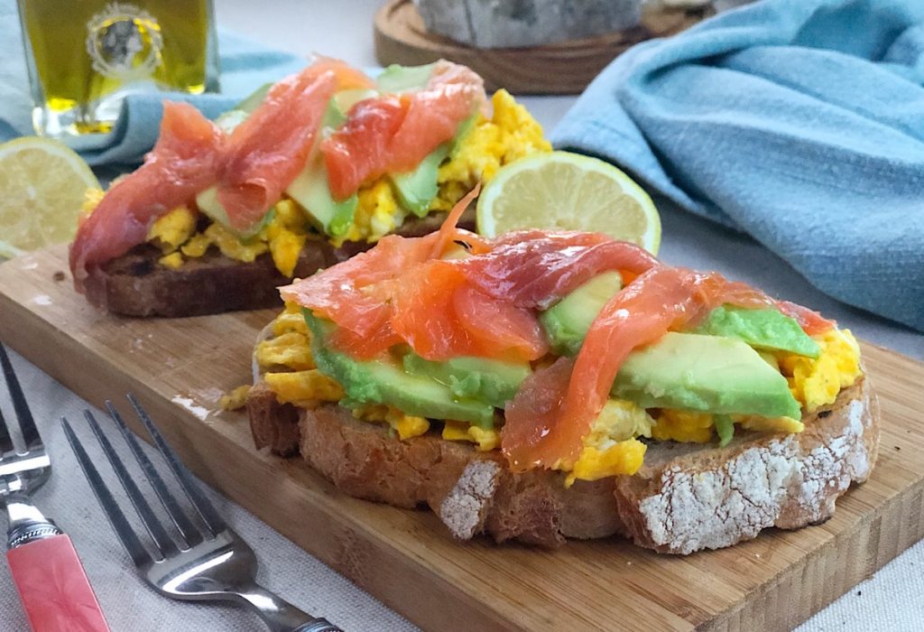 Tostas De Huevos Revueltos Aguacate Y Salm N Ahumado La Cocina De