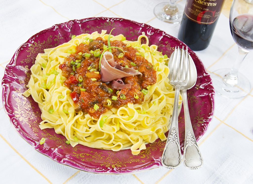Tallarines rápidos con salsa de tomate y jamón La Cocina de Frabisa