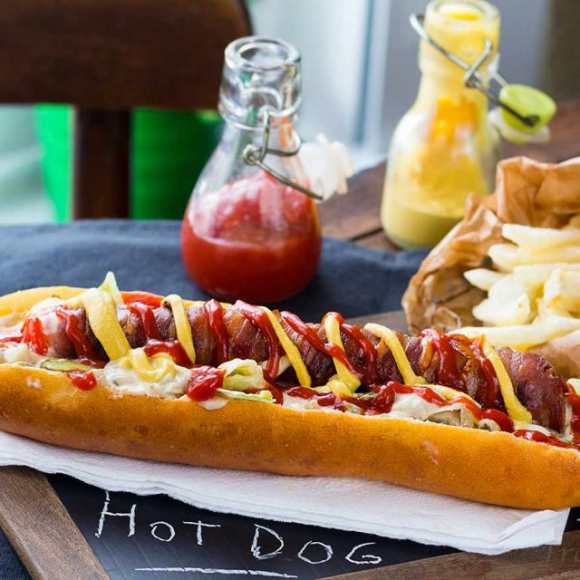 Bacon Wrapped Hot Dog - Que Rica Vida  Recetas de perritos calientes,  Recetas para perros, Perros calientes