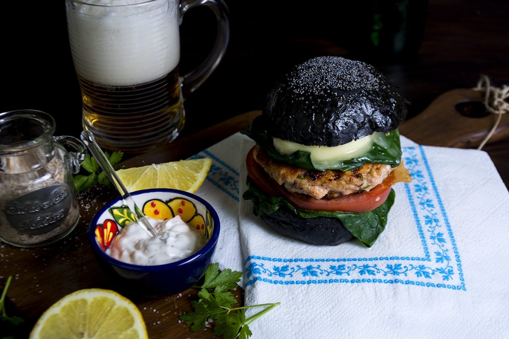 Hamburguesa de salmón fresco y pan negro - La Cocina de Frabisa La