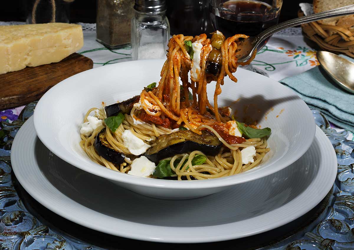 Espaguetis a la norma Spaghetti alla norma. Cocina italiana La
