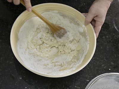 In a bowl, mix the water, the crumbled yeast and 2 tablespoons of flour, the oil and the salt to taste. Mix and let stand 10 