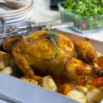 Pollo asado al horno con patatas y boniato.