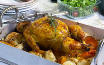 Pollo asado al horno con patatas y boniato.