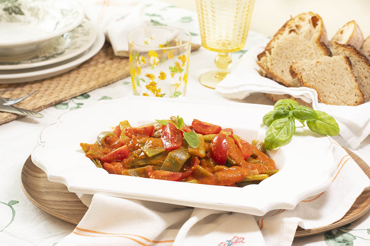 Judías verdes con jamón y tomate, delicioso y fácil plato tradicional