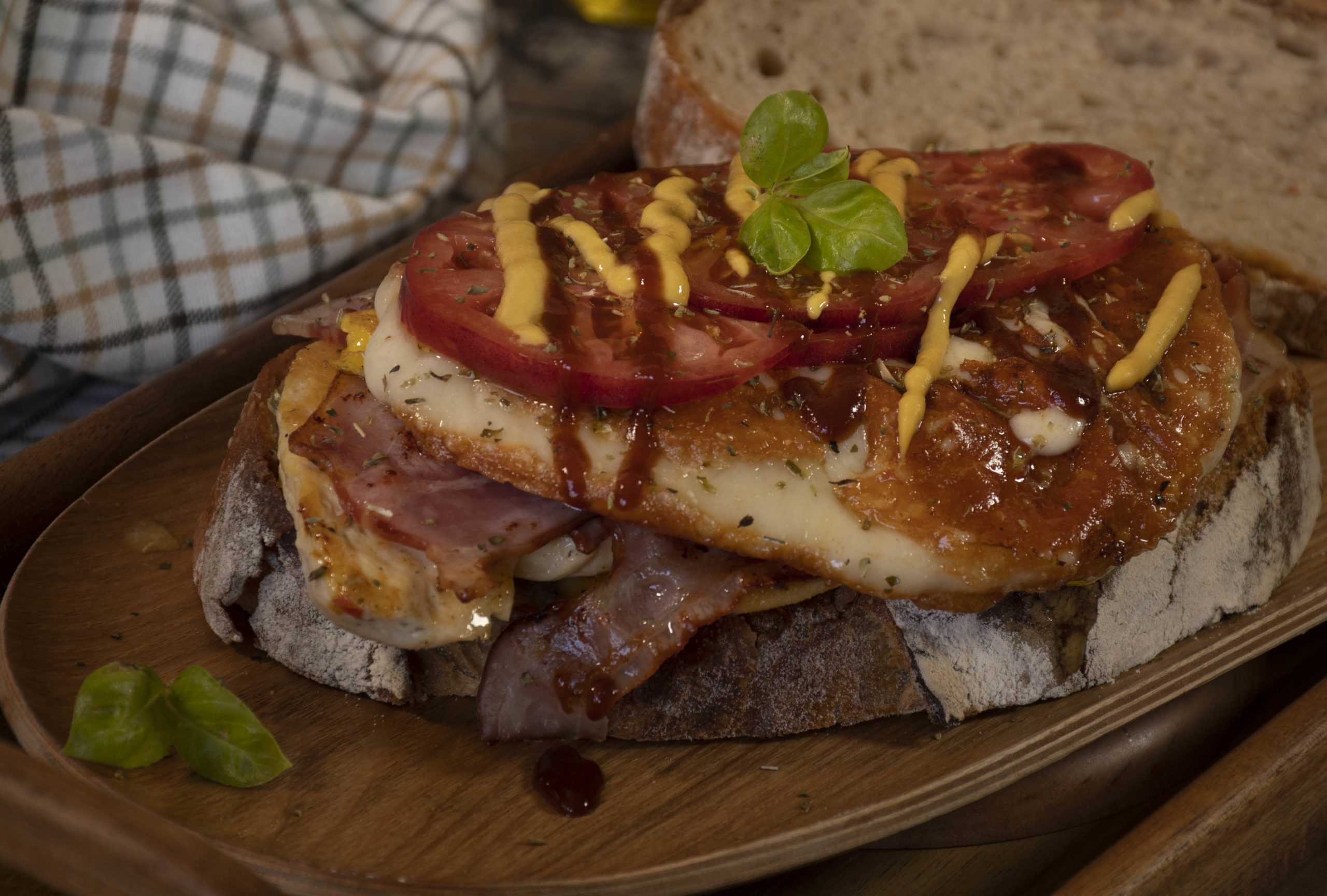 Receta de tosta de pollo, bacon y provolone