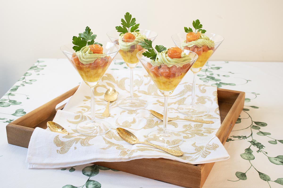 Aperitivo festivo de mousse de aguacate, salmón y mango (fácil y elegante)