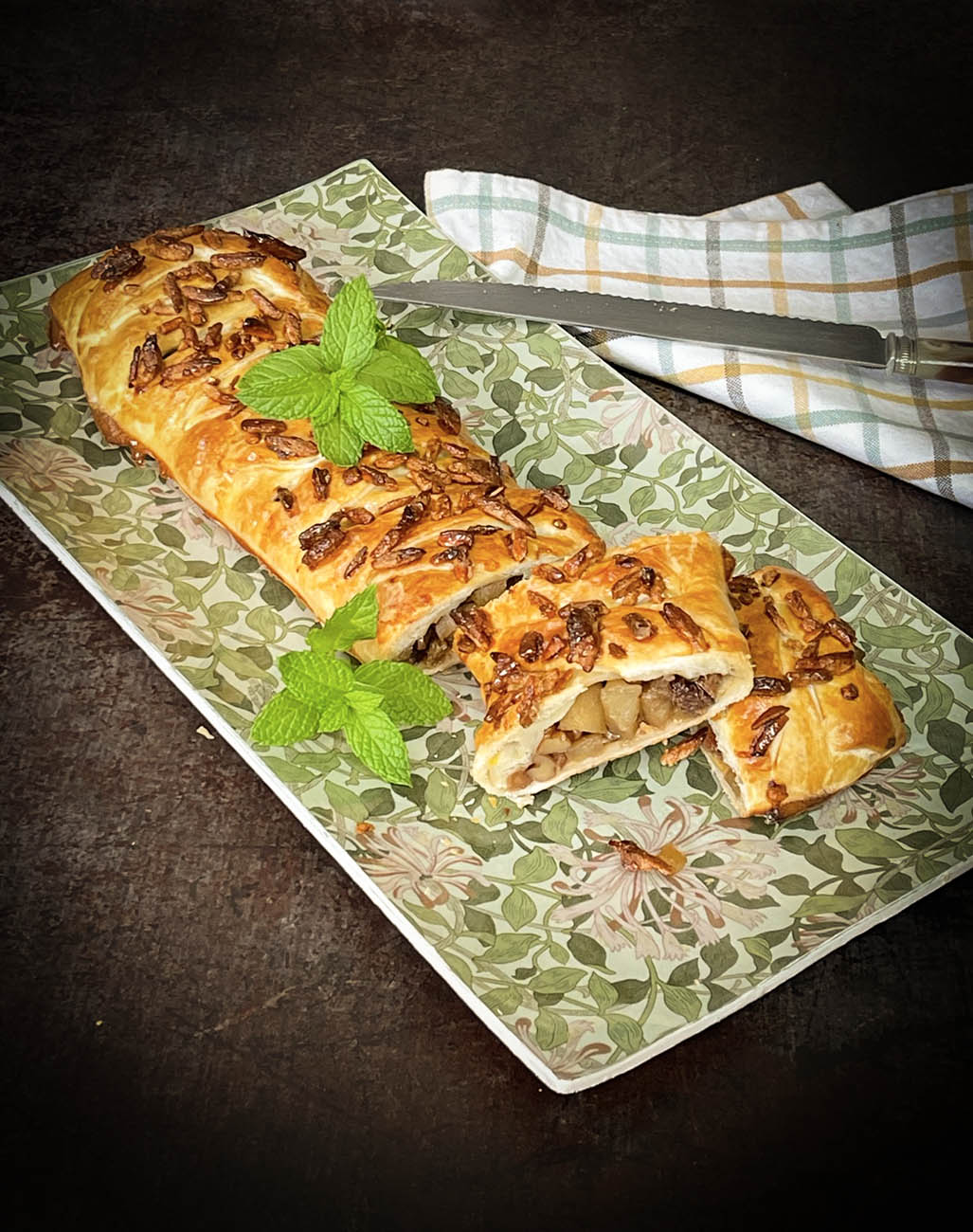 Trenza de hojaldre con manzanas, uvas y nueces