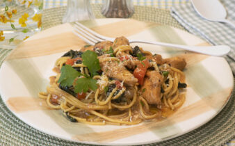 pollo con espinacas y tallarines