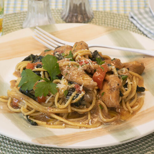 pollo con espinacas y tallarines