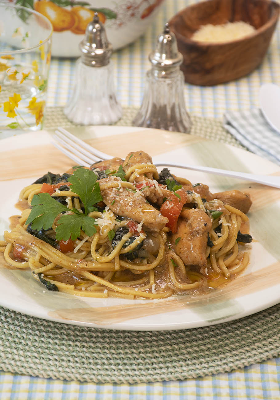 pollo con espinacas y tallarines