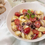 Ensalada de patatas, cherrys y aceitunas Taggiasca