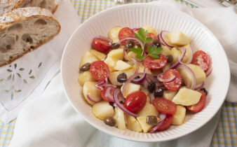 Ensalada de patatas, cherrys y aceitunas Taggiasca
