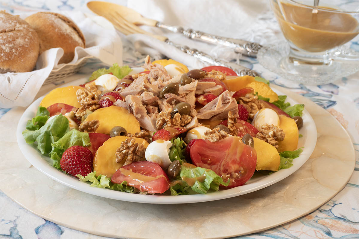 Ensalada-de-melocoton-con-fresas-y-vinagreta-de-mostaza