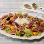 ensalada de burrata con higos, mango y jamon