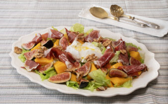 ensalada de burrata con higos, mango y jamon