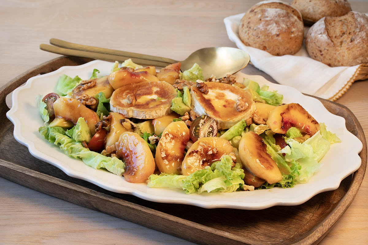 ENSALADA DE NECTARINAS Y QUESO DE CABRA