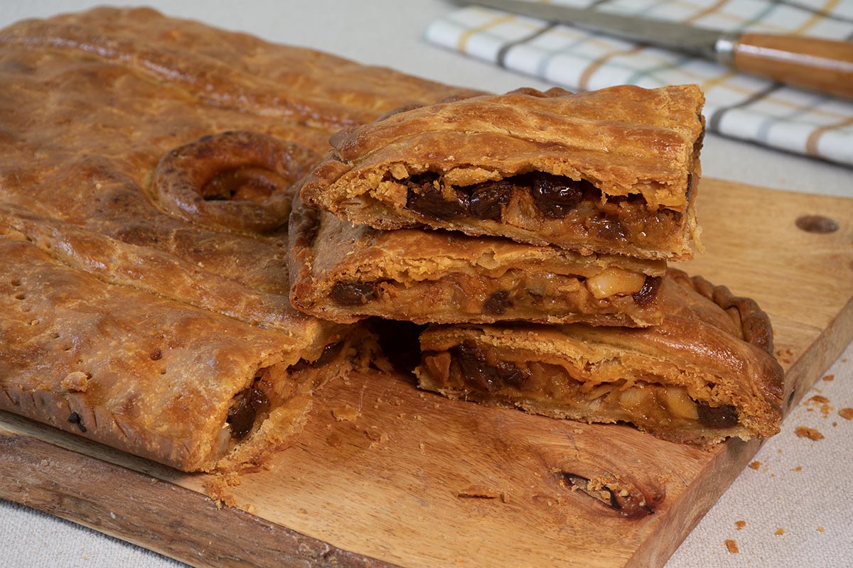 empanada de bacalao con pasas