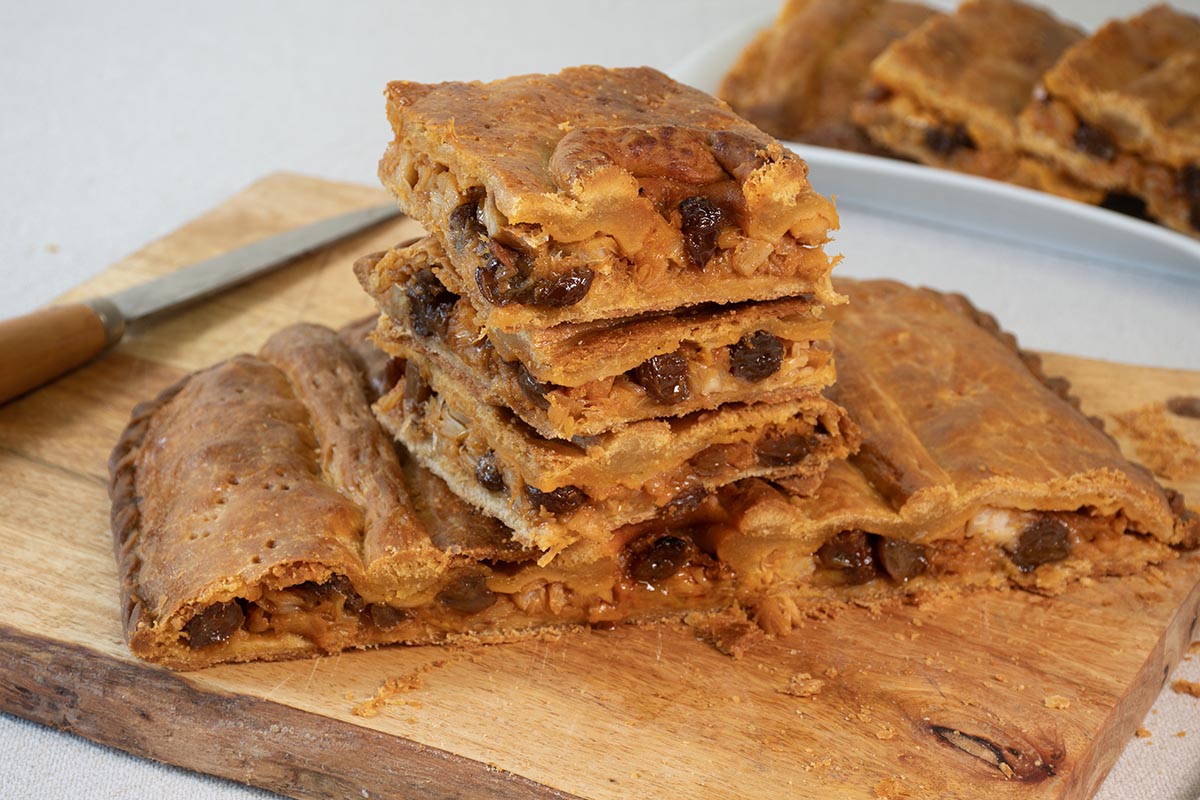 empanada de bacalao con pasas