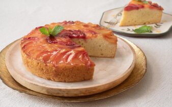 bizcocho de ricotta y ciruelas rojas