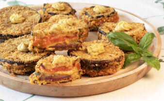 Berenjenas rellenas en timbal con queso, cecina y tomate.