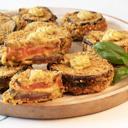 Berenjenas rellenas en timbal con queso, cecina y tomate.