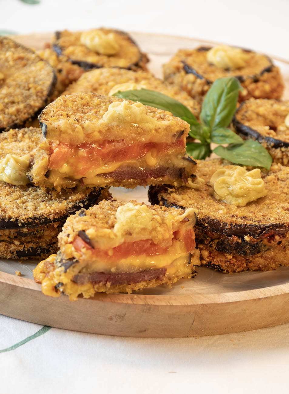 Berenjenas rellenas en timbal con queso, cecina y tomate.