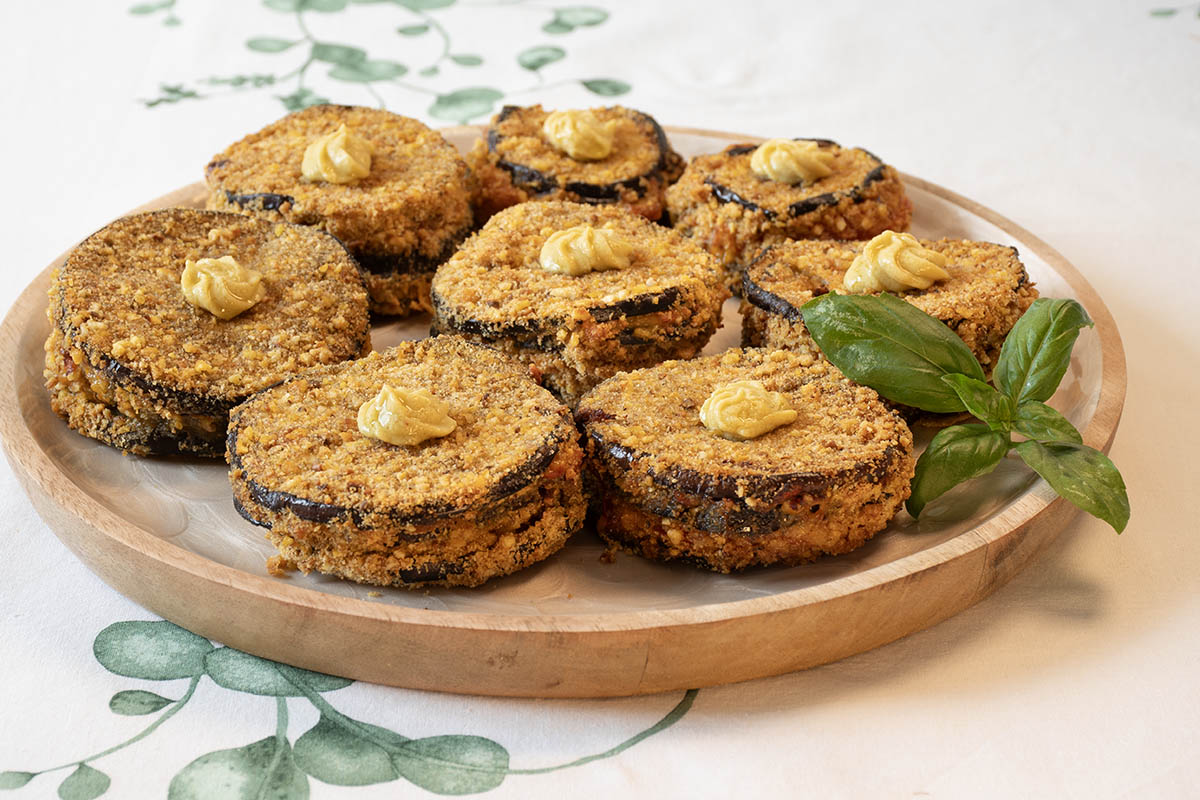 Berenjenas rellenas en timbal con queso, cecina y tomate.