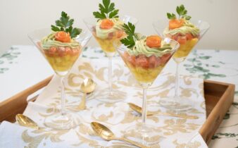 Aperitivo festivo de mousse de aguacate, salmón y mango (fácil y elegante)