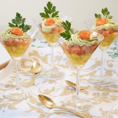 Aperitivo festivo de mousse de aguacate, salmón y mango (fácil y elegante)