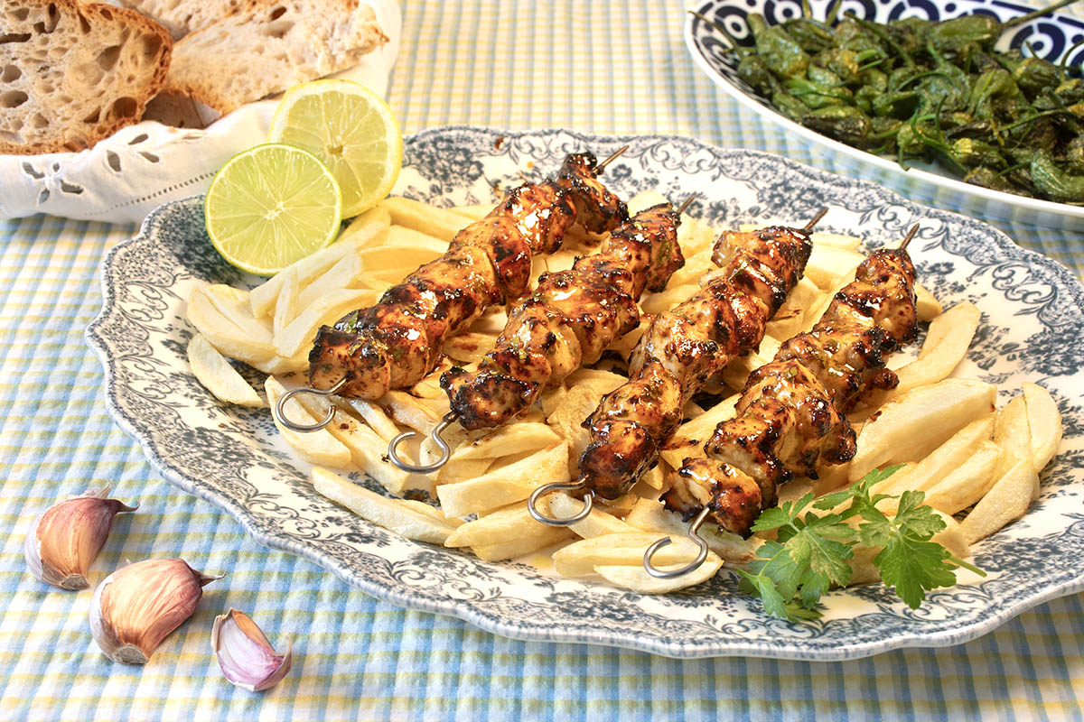 Brochetas de pollo a la lima y limón en freidora de aire: fáciles y deliciosas