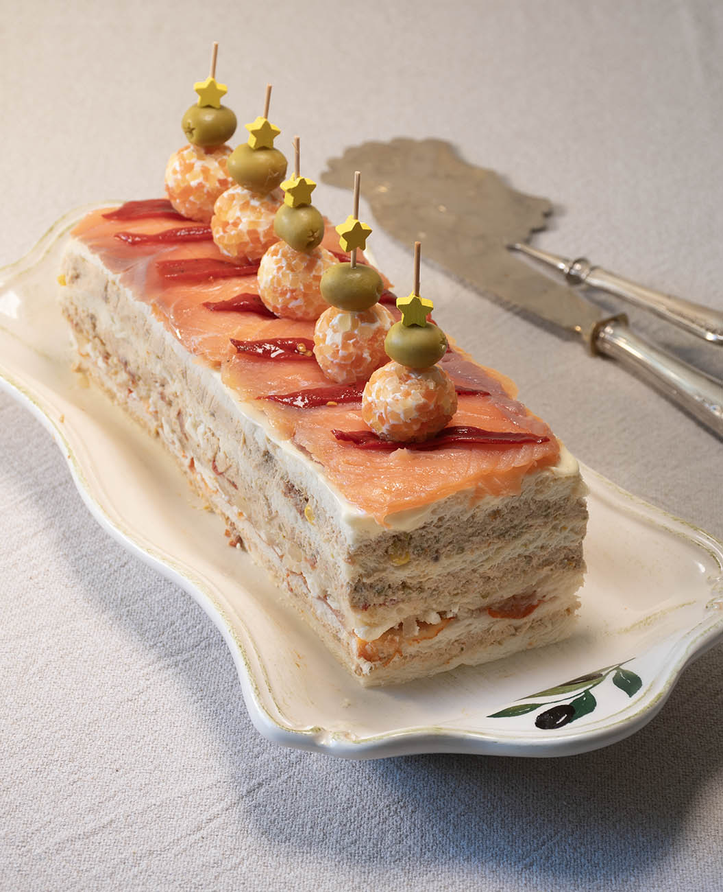 PASTEL FRIO CON SALMÓN, ATÚN Y QUESO