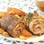 Rollo de ternera relleno con manzana, pasas y piñones al brandy