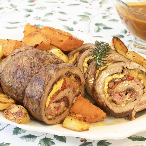 Rollo de ternera relleno con manzana, pasas y piñones al brandy