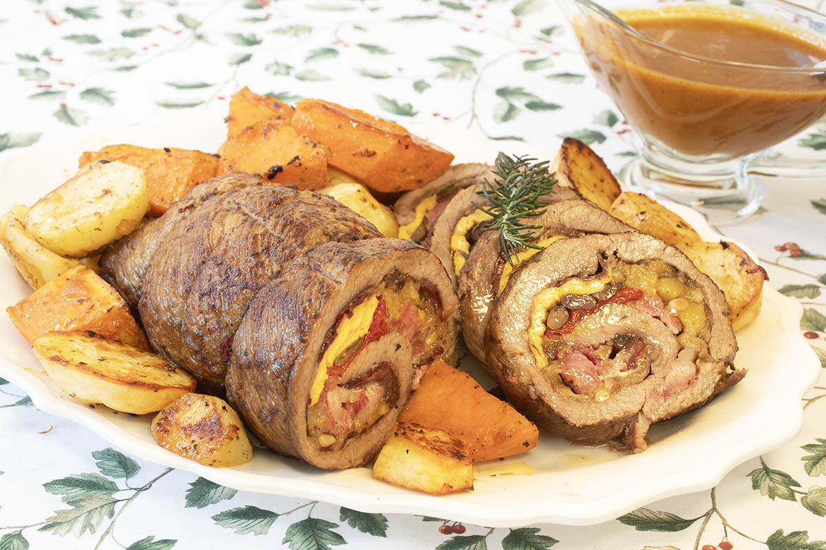 Rollo de ternera relleno con manzana, pasas y piñones al brandy