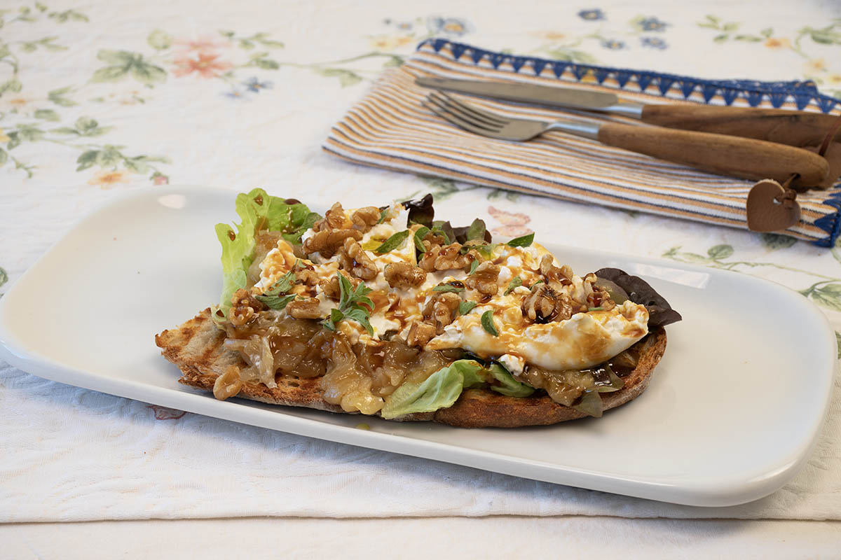 tosta de cebolla caramelizada