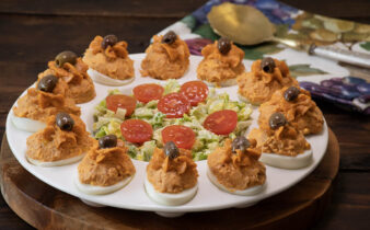 Huevos rellenos de atún con salsa romesco casera,