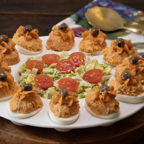Huevos rellenos de atún con salsa romesco casera,