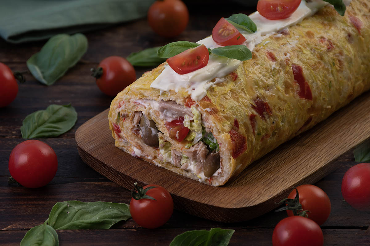 Rollo frío de zucchiolo relleno lechuga y atún con mayonesa proteica