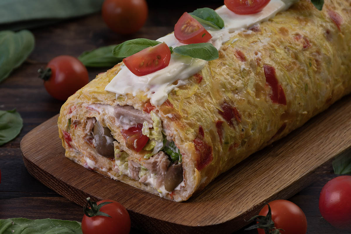 Rollo frío de zucchiolo relleno lechuga y atún con mayonesa proteica