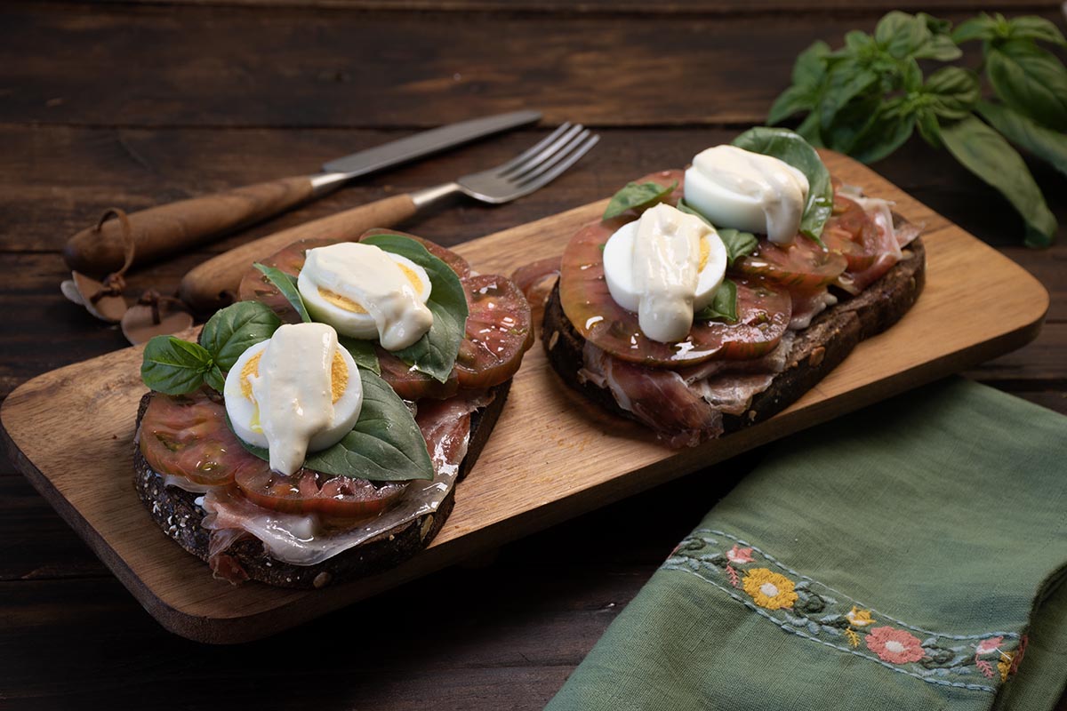Tosta proteica de pan negro, jamón ibérico y mayonesa de cottage.